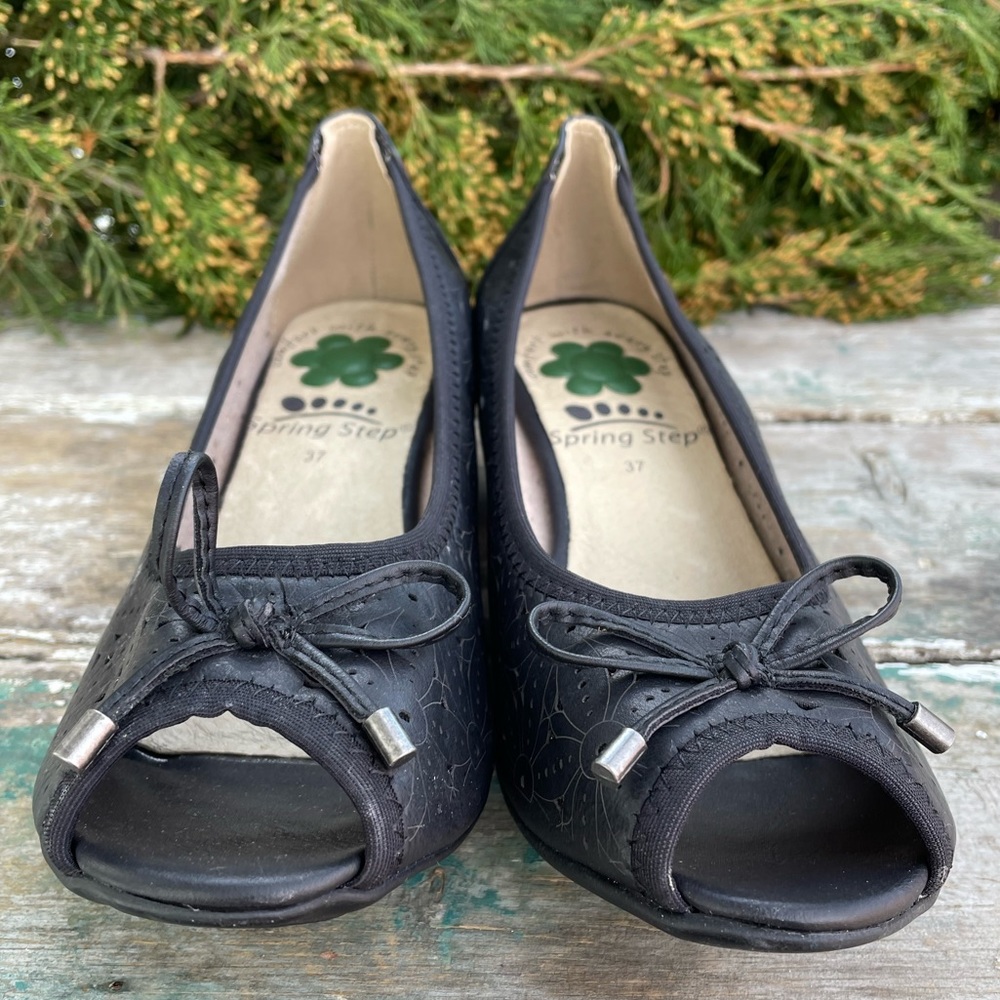 Spring Step 37 black leather sandals